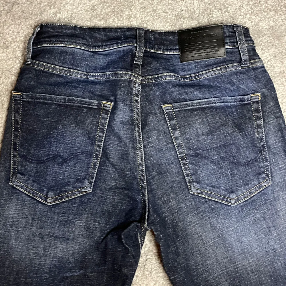 Jeans i färgen mörkblå från Jack&Jones  Skick 10/10, storlek 29x32, regular/clark modell, märke Jack&Jones, färg mörkblå   Endast seriösa köpare, inga byten, inga returer.. Jeans & Byxor.