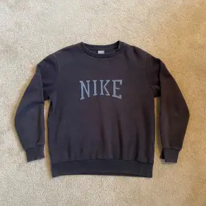 Säljer en marinblå vintage Nike Sweatshirt!! 😍   Sparsamt använd fastän den har några år på nacken!   Passform storlek S! ✨