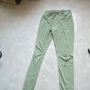 Träningstights  - Träningstights ifrån lager157 som är köpta för några år sedan. Jag säljer dom då de har blivit förstora för mig. Nypris 150 kr jag säljer för 100 kr plus frakt🤩💕