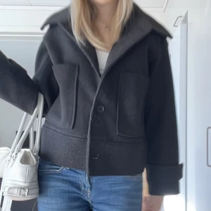 Grå/svart Kappa - Säljer nu min fina kappa köpt för ett år sen ungefär!! Den är i super fint skick, nypris: 800💕💕