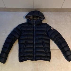 Colmar jacka - Vinter jacka i storlek 40 i colmars storlek men är som 160. Jag på bilden är 166. Ny pris 4500. Passar både killar och tjejer.