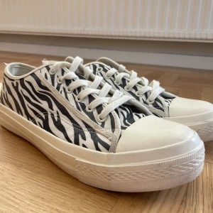 Zebra-mönster sneakers, skor - Snyggaste zebramönstrade sneakers! Perfekta för att piffa upp en simpel outfit! Från NA-KD, storlek 41. 