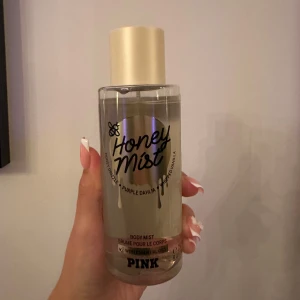 Body mist PINK - Säljer min body mist ifrån PINK i lukten Honey mist. Har använt den väldigt lite så den är nästan full 🐝