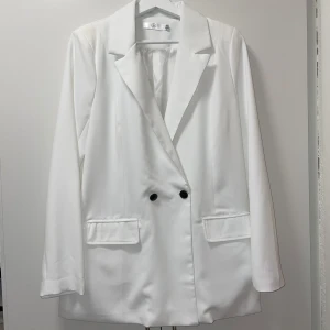 Vit oversized kavaj - Vit oversized kavaj i storlek 36, köpt från Nelly.com. Nyskick på den, inga anmärkningar 💓