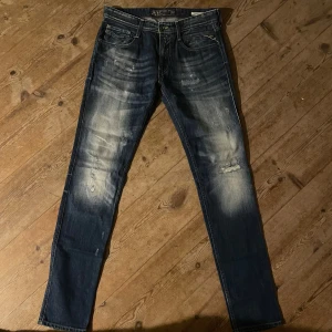 Replay jeans  - Tja jag säljer ett par så sjukt feta replay anbass is storlek 32. Med sjukt snygga fades. Kom PM om ni undrar något ✌️
