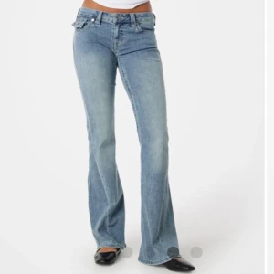True religion jeans - Jeans från true religion som är nästan oanvända 🩷🩷 Storlek 26 och innerbenslängden är ca 81cm!! Fler mått finns på sista bilden 