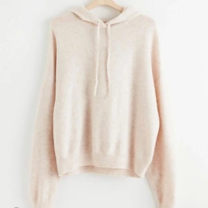 Stickad hoodie - Säljer min jättefina stickade hoodie i stl xs men passar även s. Lite nopprig men annars i fint skick.