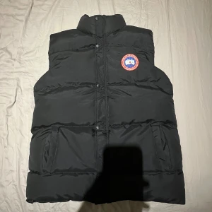 Canada goose väst - Canada goose väst i fint skick använd fåtal gånger. Passar även som M.