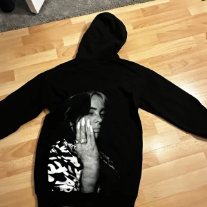 Billie Eilish hoodie/huvtröja  - En skitcool hoodie med Billie eilish tryck. Går inte att få tag i butik längre!! Skulle säga att den är xs/s om man gillar lite baggy (jag är xs). Använd fåtal gånger men ser ut som ny. Originalpris runt 600kr