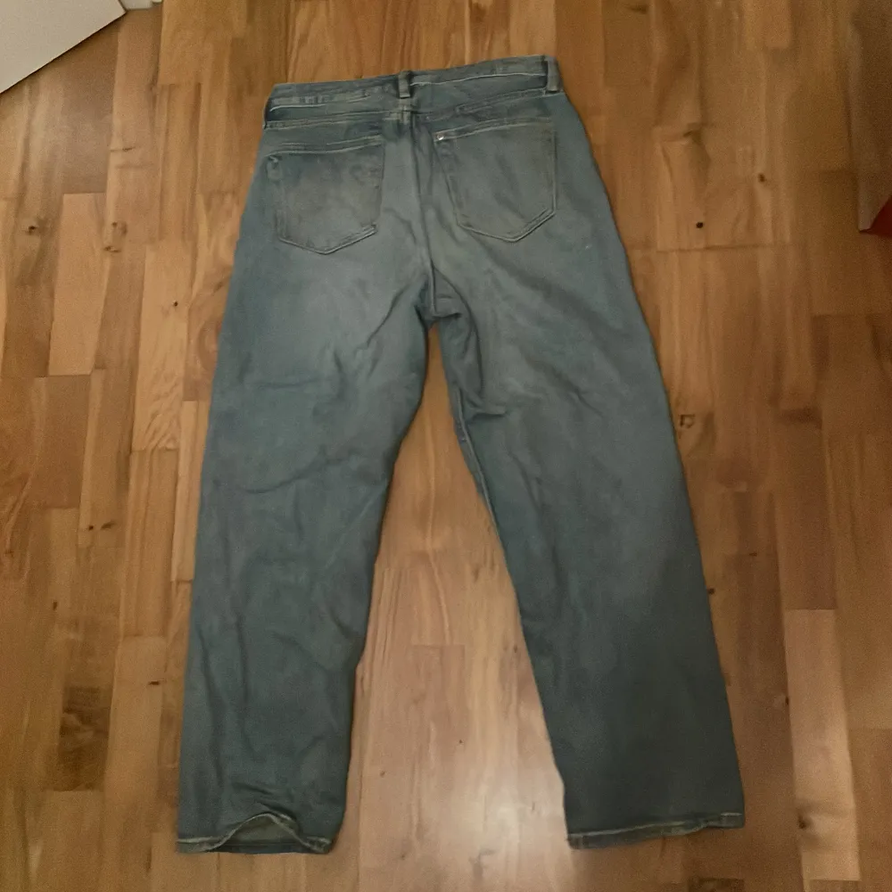 Säljer ett par blå jeans från H&M i loose fit. De är i storlek 30/32 och har en avslappnad passform.. Jeans & Byxor.