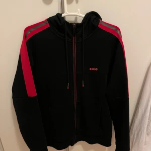 Hugo boss zip hoodie  - Inköpt i början på 2023 och är hel och fin och har ej tappat färg eller liknande. Tröjan är i nyskick