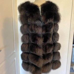 Pälsväst  - Äkta svart pälsväst i gott skick storlek M men skulle säga mer one size. 