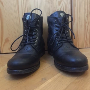 Snygga svarta boots från Sneaky Steve - Ett par grymma svarta boots i äkta läder från Sneaky Steve. Dessa är insulerade, vilket gör dem perfekta för vintertider.  Nypris: ca 1400 kr Storlek: 43 Skick: använda ett fåtal gånger, i mycket gott skick 