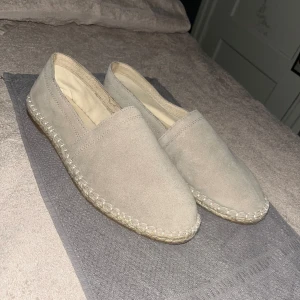 Espadrillos  - Espadrillos från Zara i skinn med mockafinish  Använda 3-4 gånger men är i bra skick  Nypris 559kr