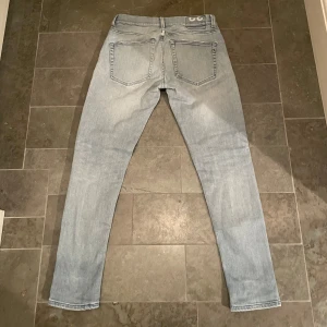 Dondup George - Säljer dessa feta dondup jeans i storlek w32! Riktigt najs jeans att ha till vintern med några feta slitningar! För väldigt bra pris, skicka Pm om ni har funderingar! 