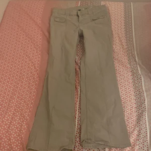 beige jeans  - lågmidjade jeans storlek 38