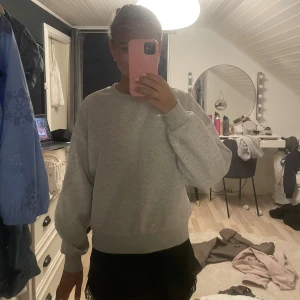 Grå sweatshirt från Ginatricot - Säljer en supermysig grå sweatshirt från Ginatricot. Tröjan är långärmad med ribbade muddar vid ärmslut och nederkant.☺️ Den är ganska gammal och i storlek S så det finns ganska mycket noppar på den, detta pgr av priset 🥰🥰