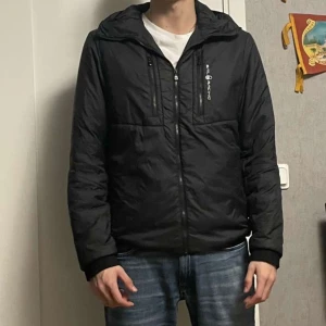 Sail Racing Jacka - Sail Racing SR Primaloft Jacket Nyskick, knappt använd  Storlek M Priset kan justeras vid snabb affär! NYPRIS: 3000kr