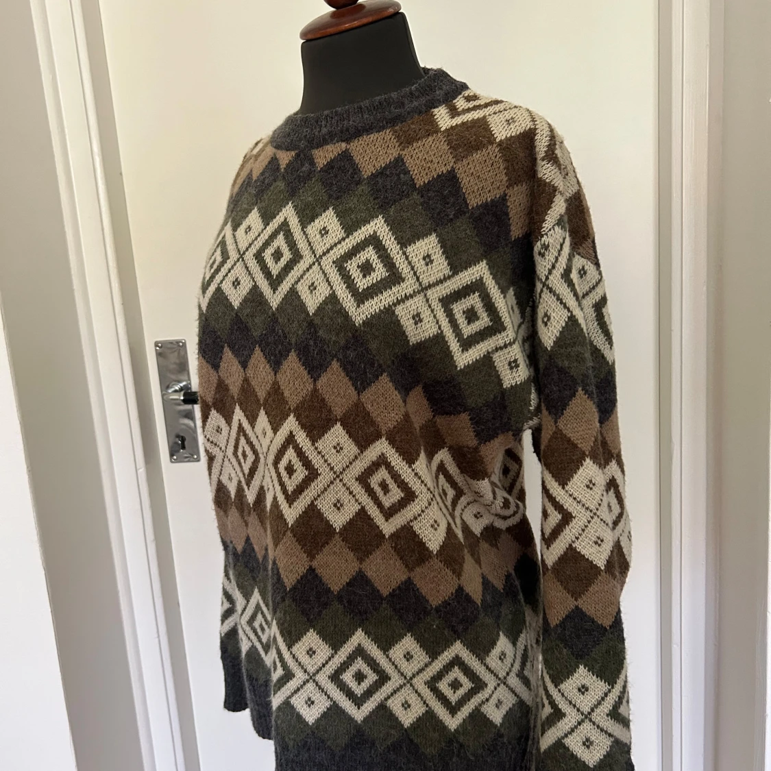 Mönstrad stickad tröja i jordnära färger - 90