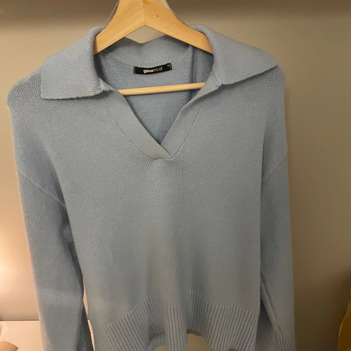 Blå stickad tröja med krage - 90