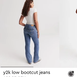 Super fina bootcut jeans  - Säljer då de inte kommer till användning och använda bara några fåtal gånger och är fortfarande i nyskick då de bara legat i lådan!