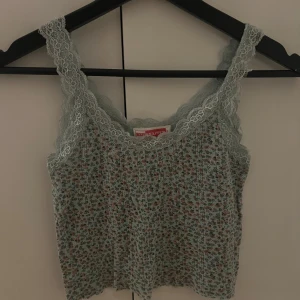 Blommigt spets linne - Söt blommigt spets linne från en butik utomlands💞