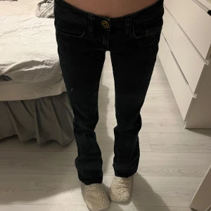 Lågmidjade jeans  - SÅ SNYGGA svarta lågmidjade jeans, aningen vintage. Säljer då de inte passar mig… mått syns i bilden. 