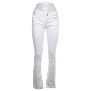 Vita jeans LTB - Snygga vita jeans från LTB, de har en bootcut-stil och är tillverkade i denim. Köpta på sellpy men inte kommit till användning! 💗Midje mått rakt över är 35,5cm, grenen är 18cm och innerbenslängd är 83cm 