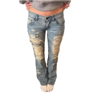 BOSS jeans slitna - Snygga blå jeans med kraftiga slitningar på framsidan. De har en låg midja och en straight passform. Perfekta för en avslappnad stil.☀️ Midjemått 37cm och innerbenslängd 85cm!❤️