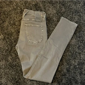 Grå Replay jeans - Snygga grå jeans —Replay Hyperflex— med en klassisk look. De har en slim passform och är tillverkade i ett mjukt och bekvämt material. Perfekta för en stilren look. Använda fåtal gånger och har inga defekter! Pris kan diskuteras!