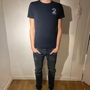 Hackett London t shirt - Tja! Säljer nu denna feta hackett london t shirt. Varan har inga defekter och är endast använd fåtal gånger. Modellen är 183 cm. Ställ gärna frågor om ni har några🤩