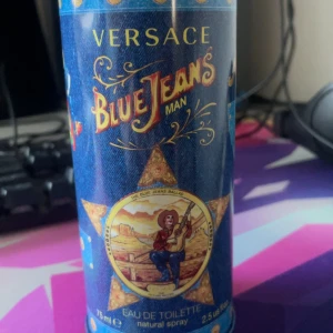 Versace blue jeans - Säljer min Versace blue jeans parfym den luktar väldigt gott och jag har inte använt så mycket av den!