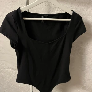 T shirt body  - Säljer denna svarta body i ett otroligt material. Stretchig.