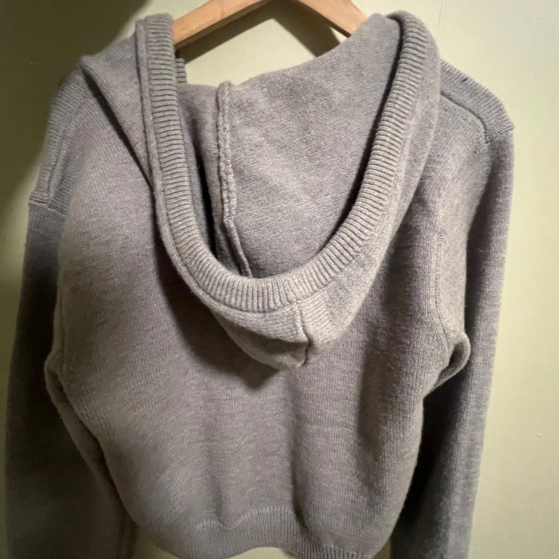 Grå stickad hoodie från Gina  - 2