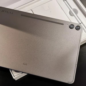 Samsung s10 tab - Säljer en Samsung surfplatta med elegant design och AKG-ljud. Den har en stor skärm med tydlig upplösning och flera appar förinstallerade som YouTube, Maps och Play Butik. Perfekt för både arbete och underhållning.