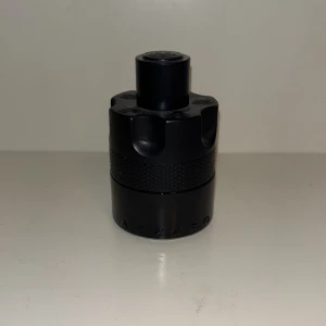 Azzaro most wanted night edt - 50 ml från början 35ml kvar köpt för 1000! Säljer för 399