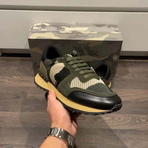 Valentino rockrunners - Nästan helt nya rockrunners🙌| Storlek 42 passar 43 | skick 9/10 🔥| Allt og medföljer skriv vid minst fundering 💭|