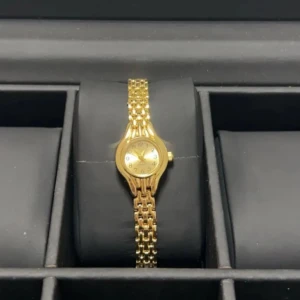 Guldfärgad damklocka - Snygg och elegant guldfärgad damklocka med en klassisk design. Klockan har en länkarmband och en rund urtavla som ger en tidlös look. Perfekt för att lägga till en touch av lyx till din stil och passar perfekt i vardagen men även fest 