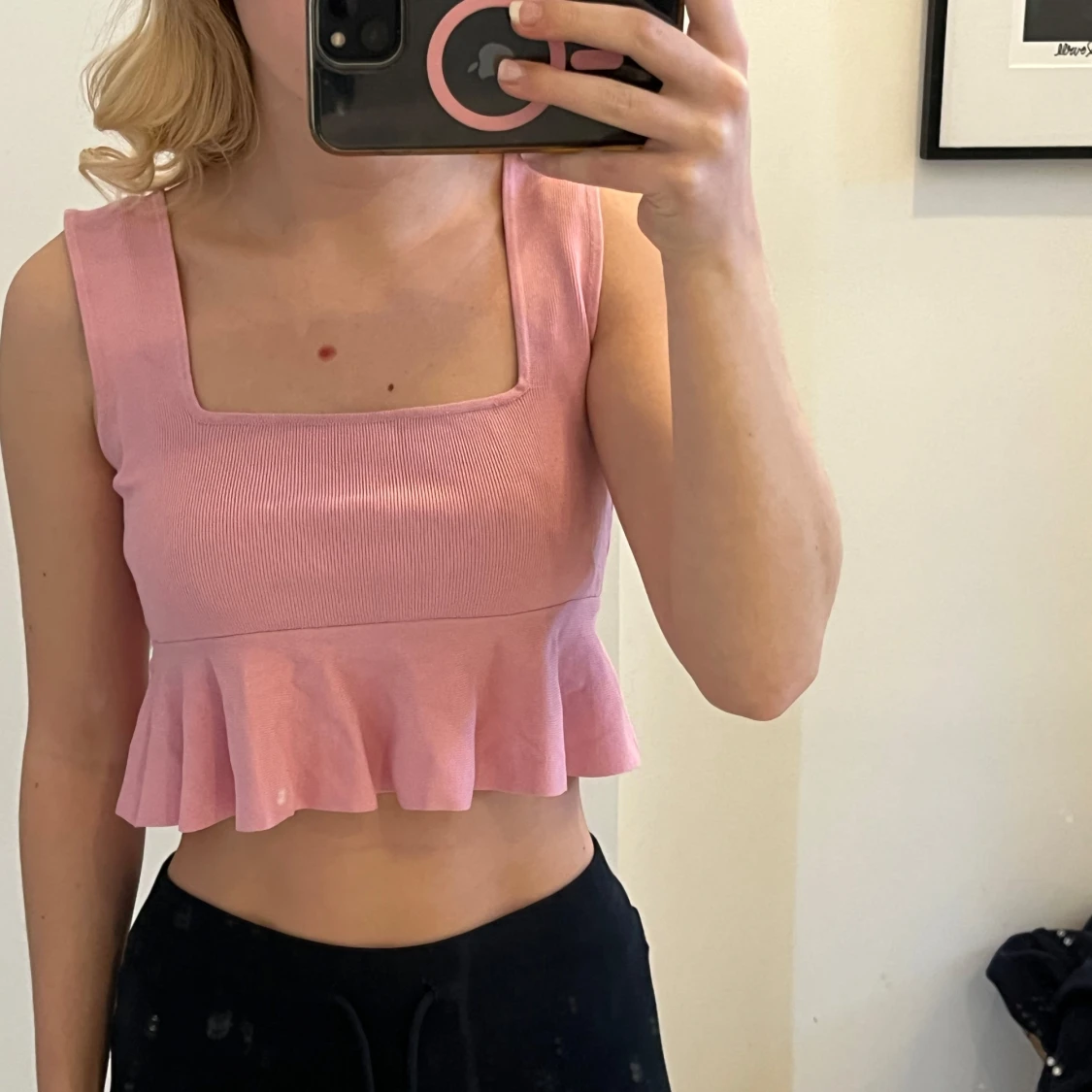 Rosa ribbad topp med volang