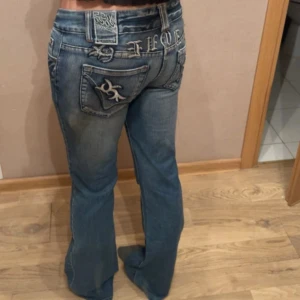 Miss Coco jeans y2k lågmidjade bootcut  - Midjemått: 39-40cm innerbenslängd: 83cm 