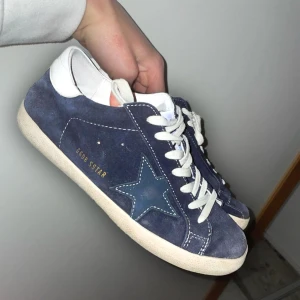 Golden Goose skor - Tjena! Säljer nu mina skor ifrån Golden Goose i marinblå, Skorna är i storlek 42 och skicket är väldigt bra! Skriv om ni har några frågor!