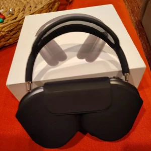 AirPod max black  - Snygga svarta hörlurar med matchande fodral. De har en modern design med vadderade öronkuddar och ett justerbart huvudband för extra komfort. Perfekta för musikälskare som vill ha stil och funktionalitet.