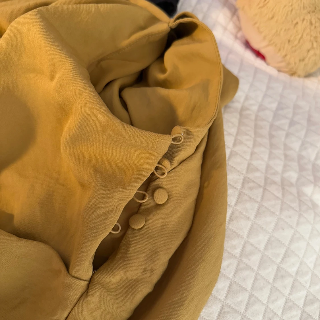 Ockragul långklänning med draperad design - 4