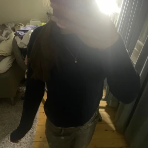 Mörkblå stickad tröja från GANT - Säljer en snygg mörkblå stickad tröja från GANT. Tröjan har ett klassiskt kabelstickat mönster och långa ärmar💙💙