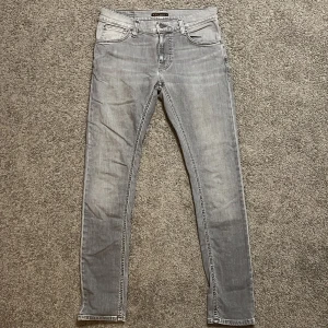 Gråa Nudie Jeans - Tja säljer nu ett par gråa nudie jeans i storlek W29 för endast 499kr! ‼️Jeansen är strl 30 men sitter mer som 28/29 ‼️Pris är ej hugget i sten, hör av er i dm vid funderingar 🙌