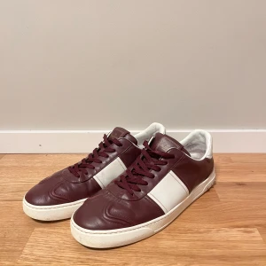 Valentino Flycrew! (BILLIGAST PÅ PLICK) - Tja! Säljer nu dessa stilrena vinröda flycrews i skinn. Dojorna är i halv bra skick med små defekter som går o få bort hur lätt som helst ❗️ | Nitar medföljes ej 📦 | Tar emot bud! 📬 (fråga inte vad jag gjort med dom men man ser ju på de andra bilderna att skicket har gått ner en hel del 😊)