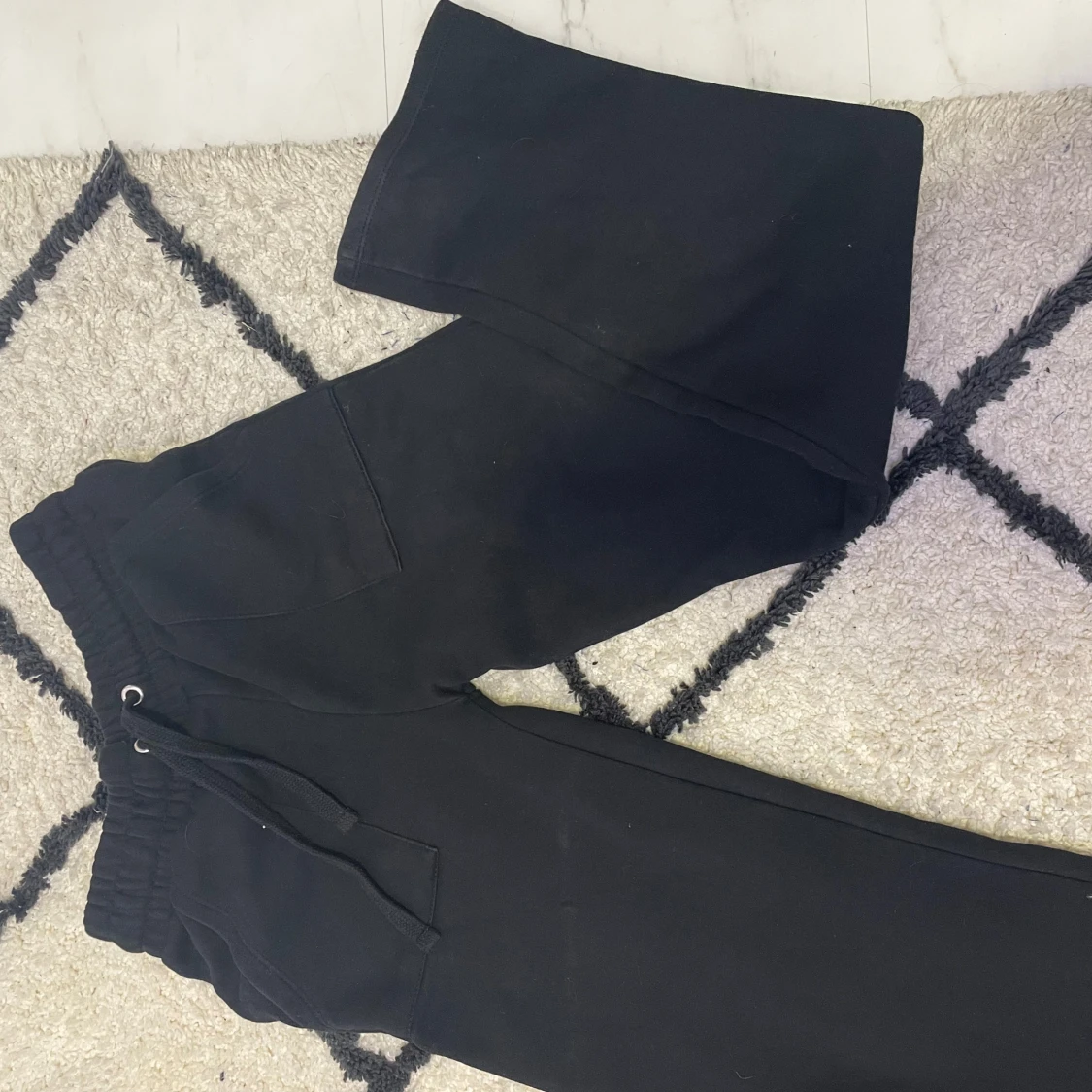 Svarta mjukisbyxor med snörning