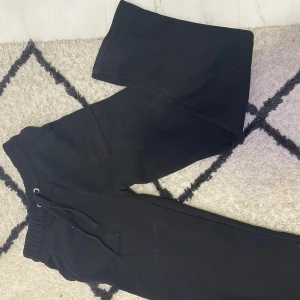 Svarta mjukisbyxor med snörning - black sweatpants from lager 157