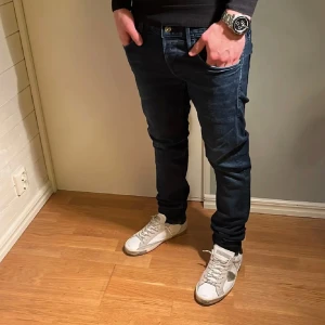 Replay jeans  - Replay jeans skick 9/10 Storlek 33/32 Pris 499kr Modellen är ca 177cm lång Fraktar genom PostNord och Instabox mot köparens bekostnad Hör av er vid minsta lilla funderingar eller fråga. 