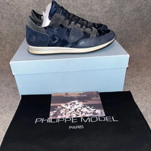 Philippe model trpz - •Säljer dessa riktigt feta skor• strl 41• skicka 9/10• box och dustbag fås med mm• kan gå ner i pris om köpet är utan boxen mm•